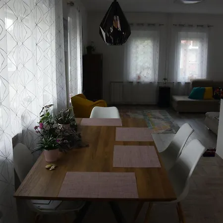 Cherry Tree Cottage, 펜션