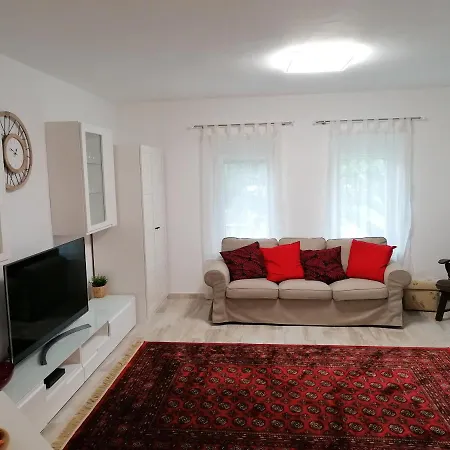 Cherry Tree Cottage, 펜션 *